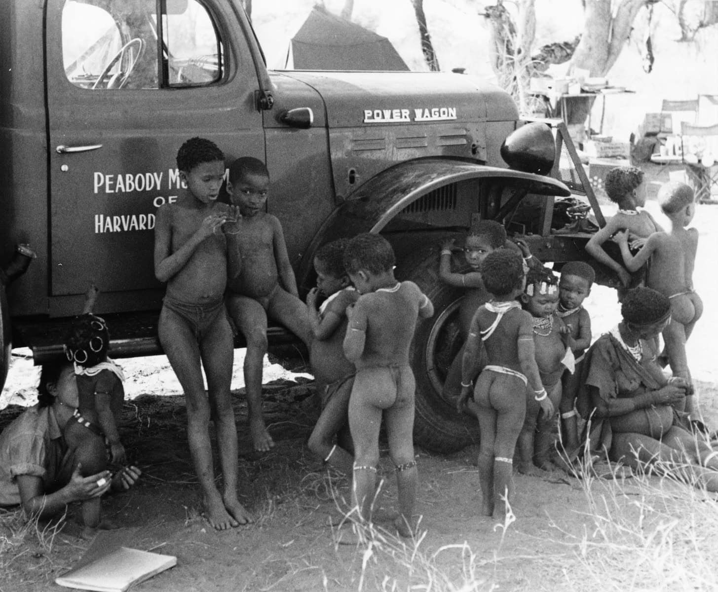 Group of children playing around the exhibition truck.1955. Juǀ’hoansi. Namibia/Nyae Nyae/Nama Pan. Photo: Daniel Blitz.